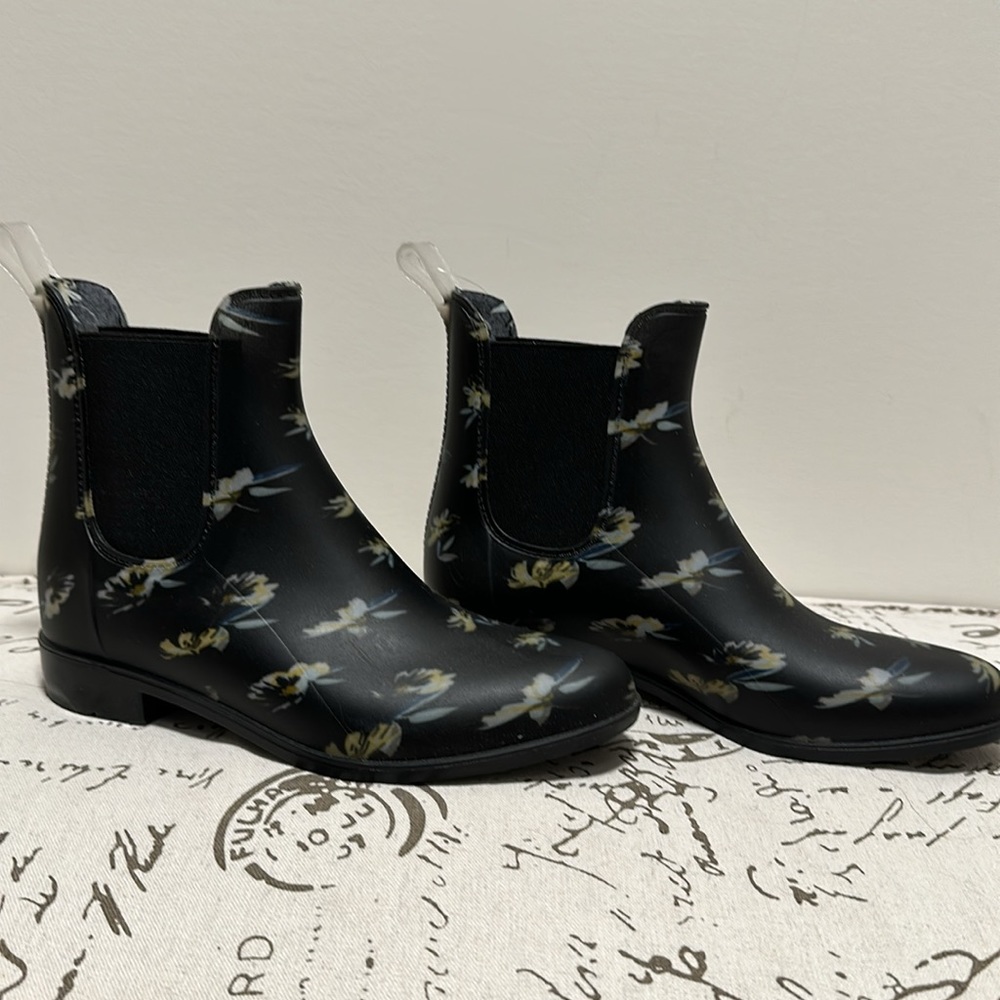 SO brand, size 8, water friendly pull on ankle boots - Picture 4 of 6